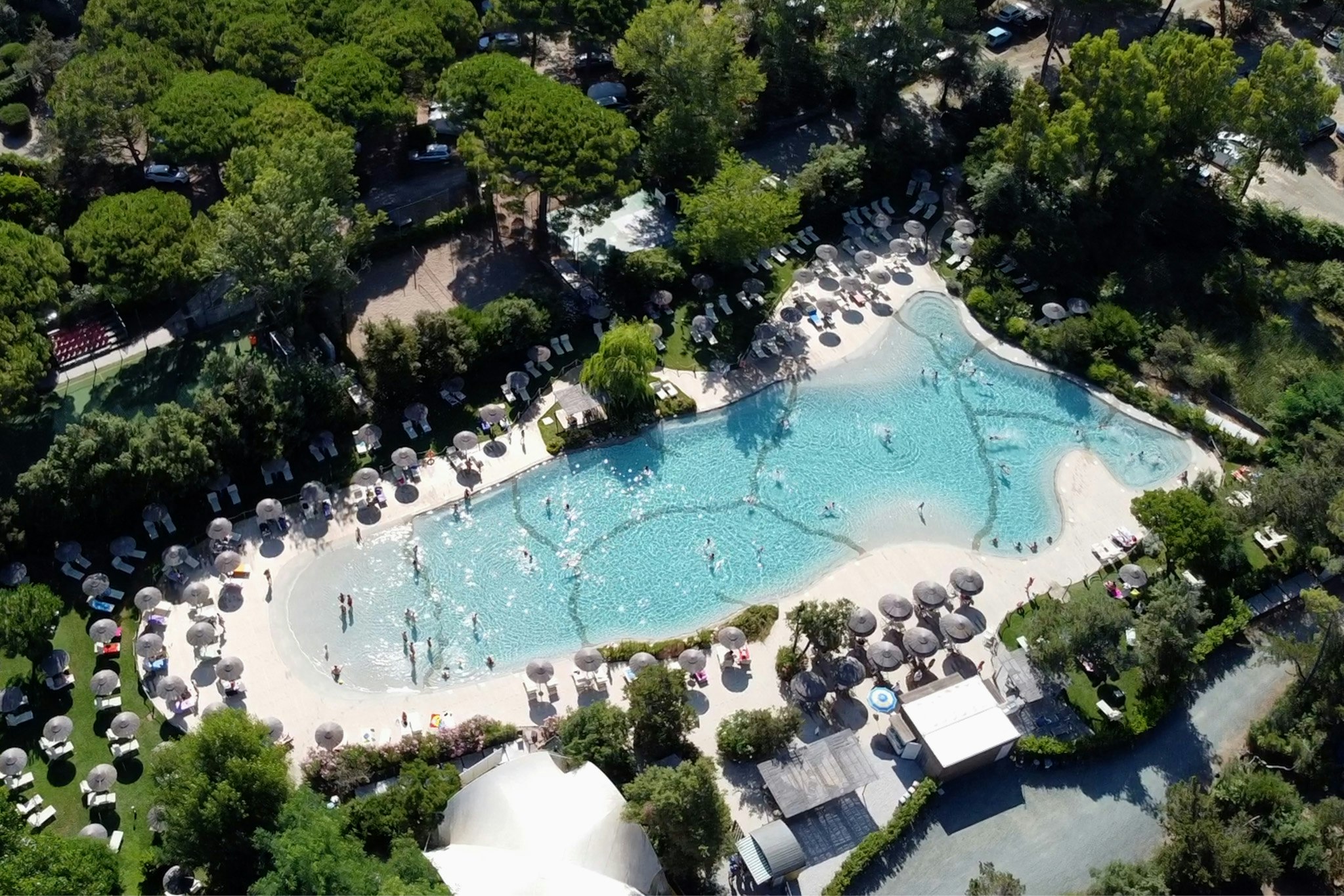Camping Village Le Esperidi - Pool aus der Vogelperspektive