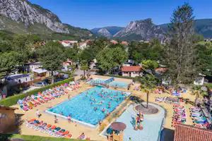 Camping Village Le Pré Lombard - Luftaufnahme vom Campingplatz mit Pool in den Pyrenäen