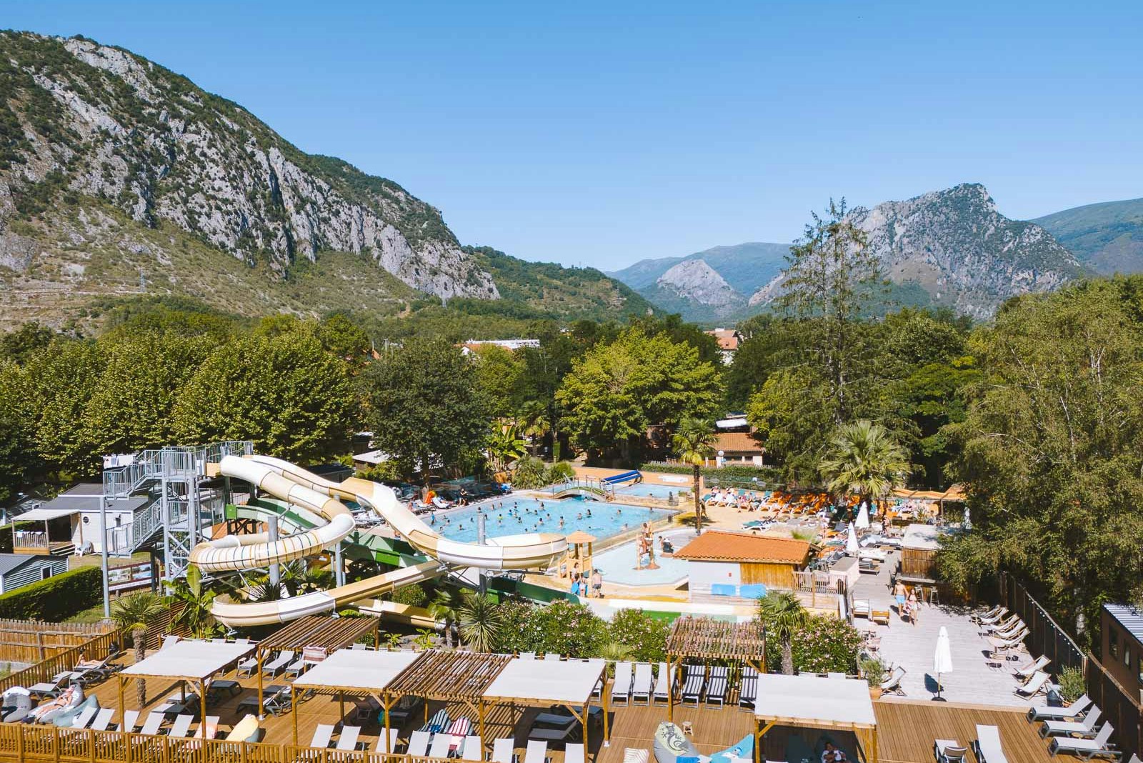 Yelloh! Village Le Pré Lombard  - Luftaufnahme des Campingplatzes mit Freibad