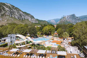 Yelloh! Village Le Pré Lombard - Luftaufnahme des Campingplatzes mit Freibad