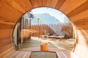 Yelloh! Village Le Pré Lombard - Ausblick aus der Fasssauna im Wellnessbereich des Campingplatzes
