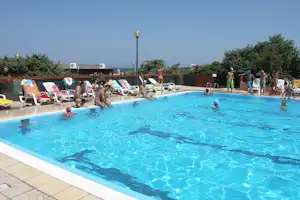 Camping Village Li Nibari - Gäste am pool