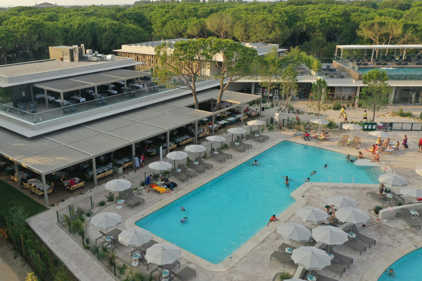 Camping Village Mediterraneo  - Pool im Freien mit Liegestühlen und Sonnenschirmen