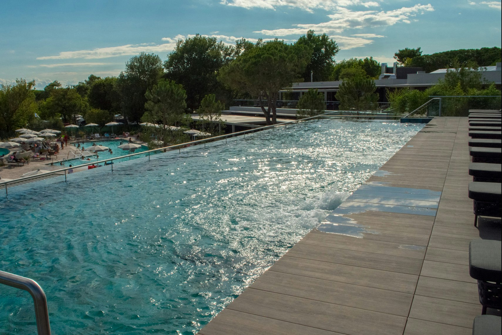 Camping Village Mediterraneo - Infinity-Pool auf dem Campingplatz