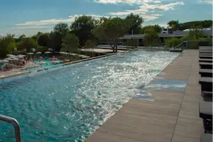 Camping Village Mediterraneo - Infinity-Pool auf dem Campingplatz