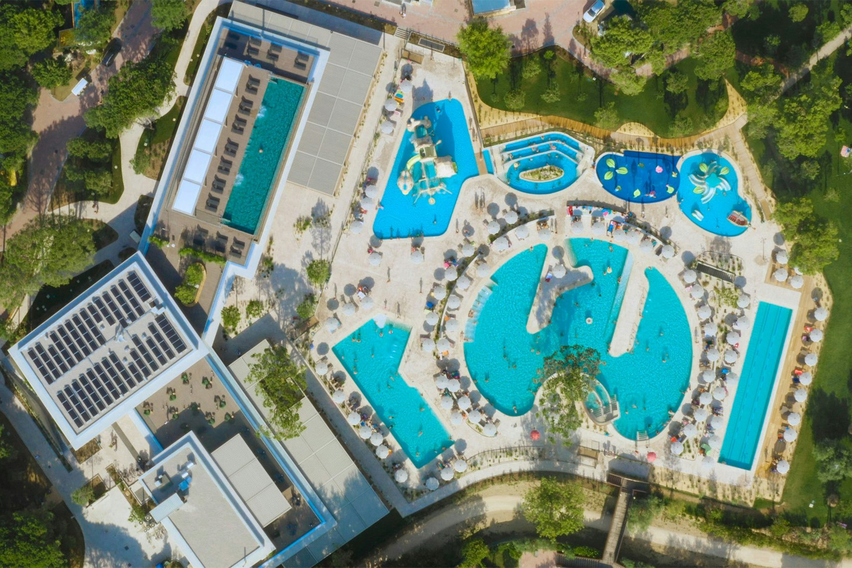 Camping Village Mediterraneo - Luftaufnahme des Wasserparks auf dem Campingplatz