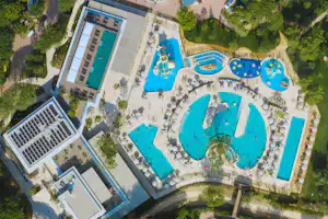 Camping Village Mediterraneo - Luftaufnahme des Wasserparks auf dem Campingplatz