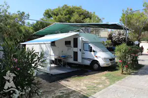Camping Village Molinella Vacanze - Überdachter Wohnwagenstellplatz vom Campingplatz