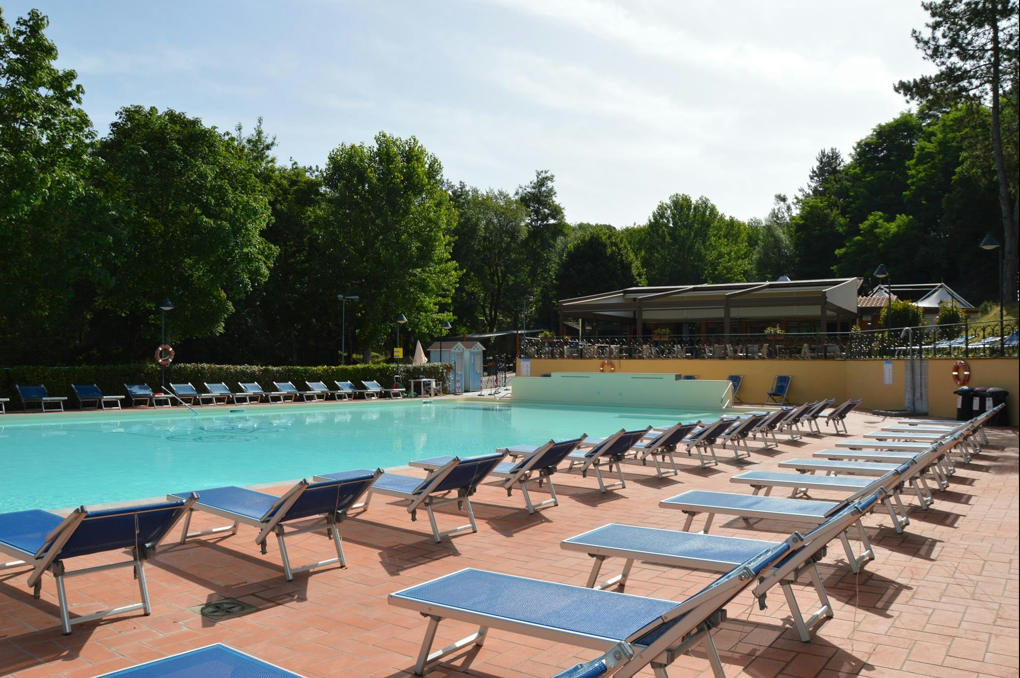Camping Village Mugello Verde  - Pool im Freien mit Liegestühlen am Beckenrand