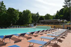 Camping Village Mugello Verde - Pool im Freien mit Liegestühlen am Beckenrand