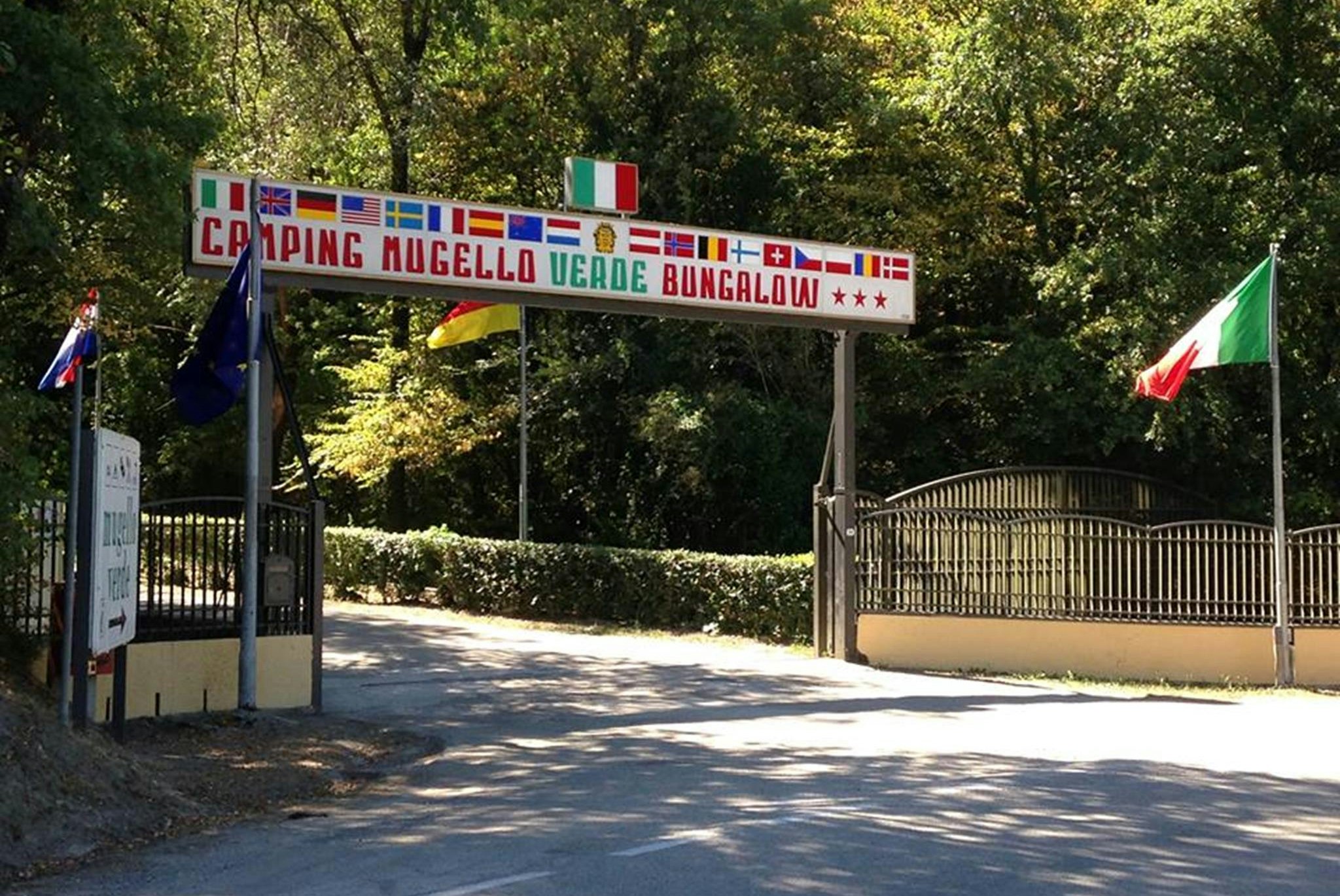 Camping Village Mugello Verde - Blick auf den Eingang des Campingplatzes