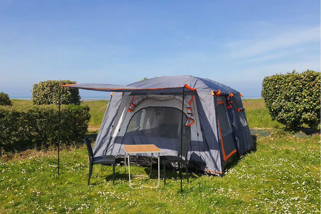 Camping Village Nature d'O - Blick auf ein Zelt auf der Wiese