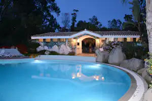 Camping Village Orri - Blick auf Pool vom Campingplatz am Abend