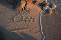 Camping Village Orri - Campingplatz Name geschrieben im Sand 