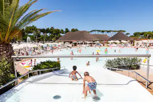 Park Albatros Village - Campingplatz mit Pool, Wasserrutsche, Liegestühlen und Sonnenschirmen