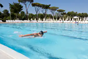 Park Albatros Village - Schwimmer mit Badekappe und Schwimmbrille im Schwimmbad des Campingplatzes