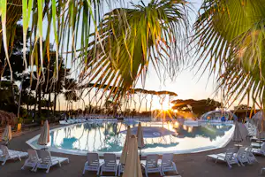 Park Albatros Village - campingplatz pool am abend