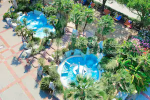 Camping Village Portofelice - Whirlpools im Poolbereich vom Campingplatz aus der Vogelperspektive