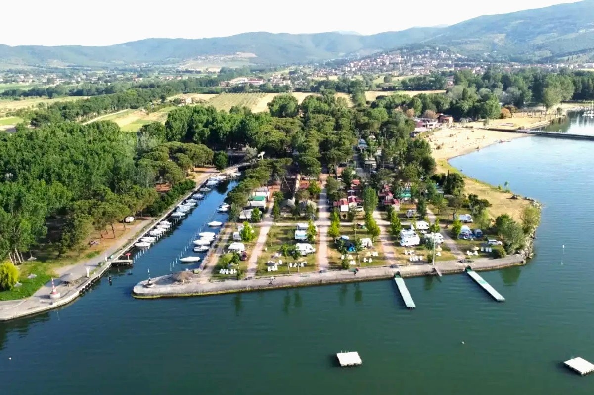 Camping Village Punta Navaccia  - Luftaufnahme des Campingplatzes am Wasser
