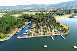 Camping Village Punta Navaccia - Luftaufnahme des Campingplatzes am Wasser