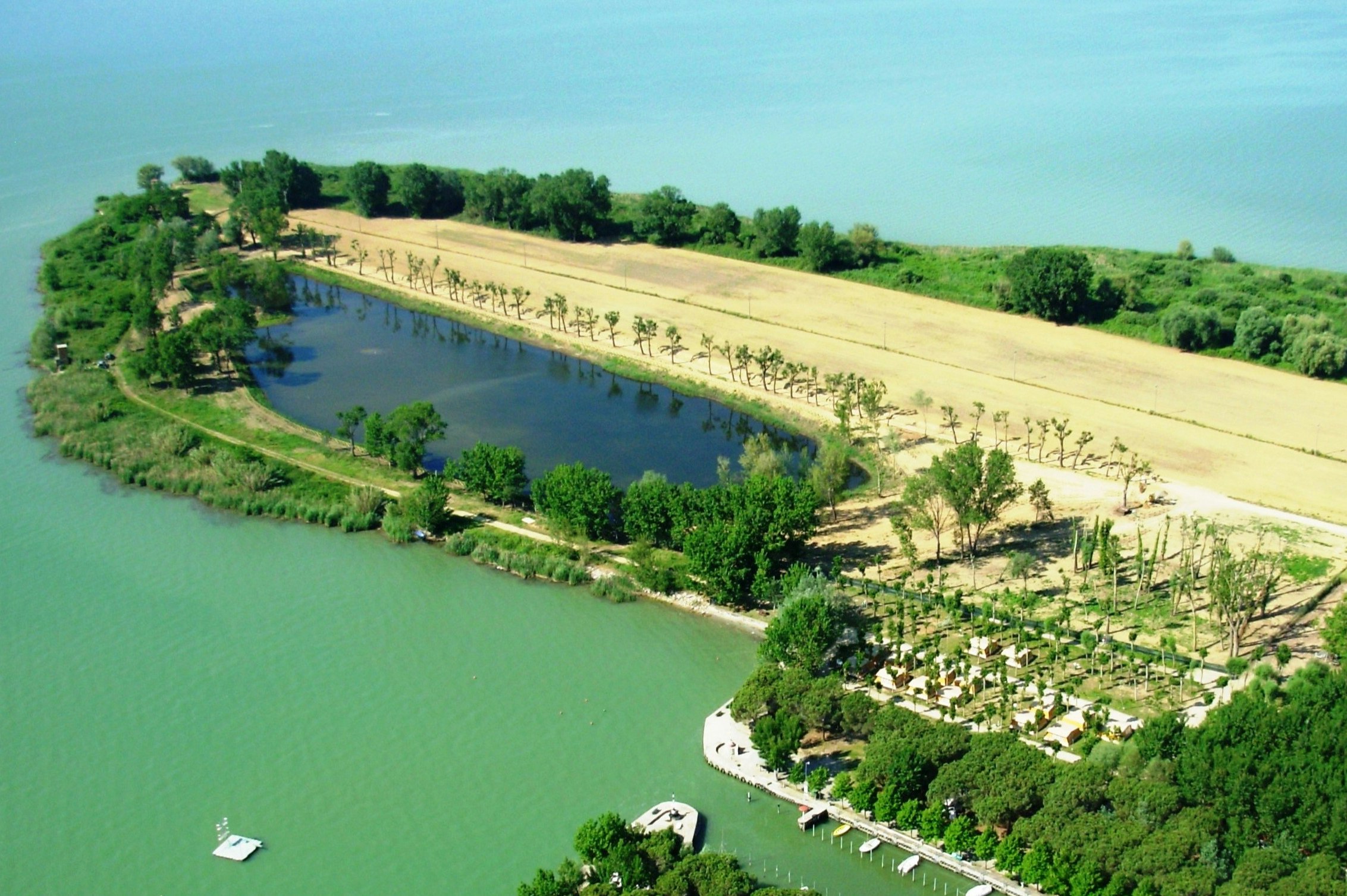 Camping Village Punta Navaccia - Blick auf die Halbinsel am See