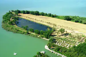 Camping Village Punta Navaccia - Blick auf die Halbinsel am See