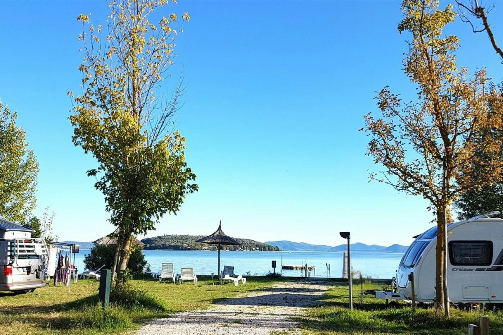Camping Village Punta Navaccia - Standplätze auf dem Campingplatz mit Blick auf den See