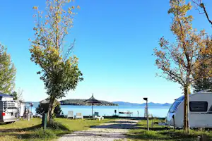 Camping Village Punta Navaccia - Standplätze auf dem Campingplatz mit Blick auf den See