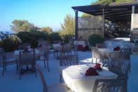 Camping Village Rais Gerbi  -  Restaurant vom Campingplatz mit Terrasse und Blick auf das Mittelmeer