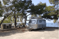 Camping Village Rais Gerbi  -  Wohnmobil auf dem Stellplatz vom Campingplatz zwischen Bäumen