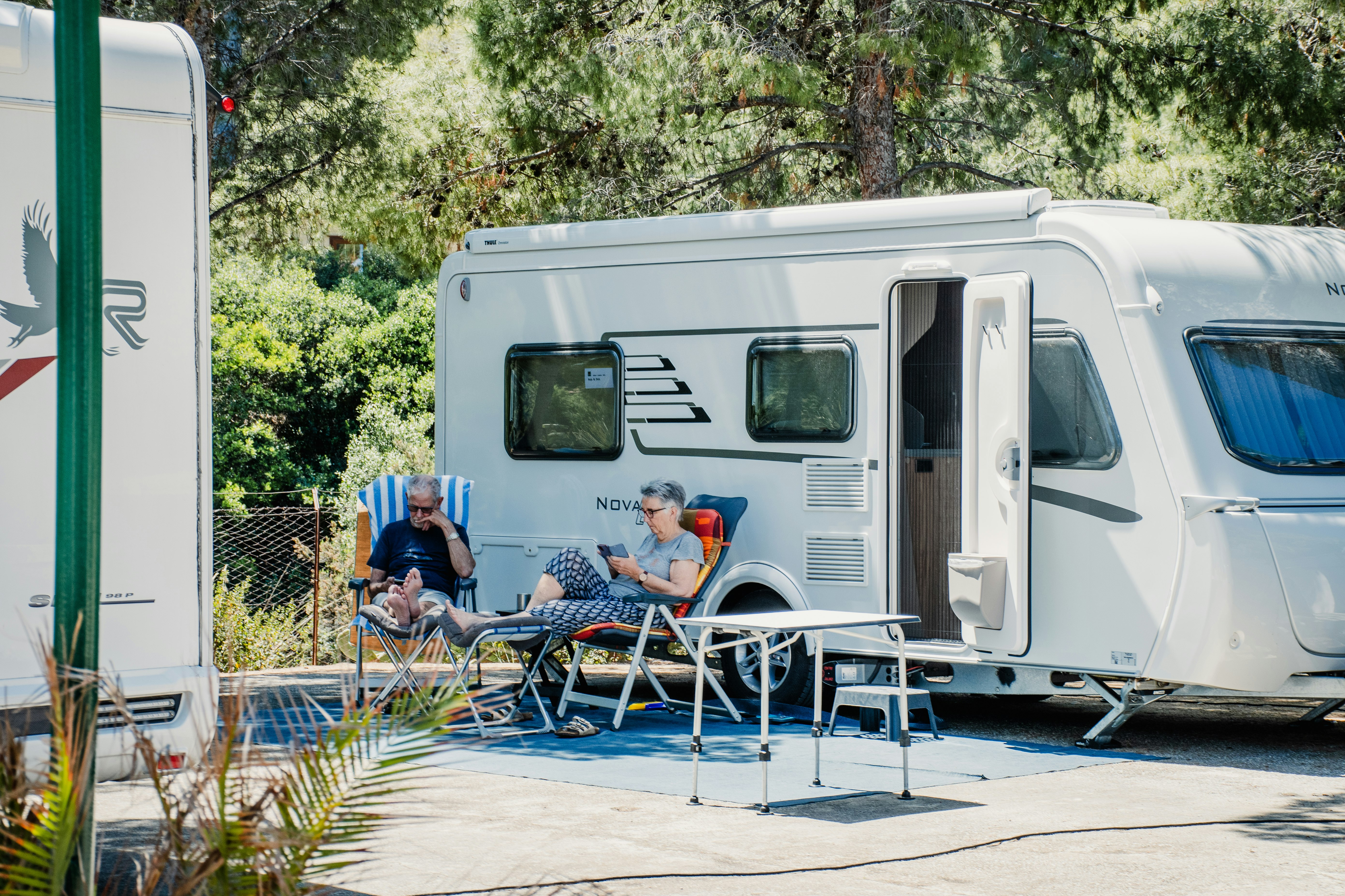 Camping Village Rais Gerbi - Camper sitzen vor ihrem Standplatz