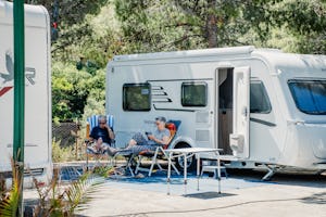 Camping Village Rais Gerbi - Camper sitzen vor ihrem Standplatz