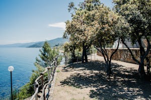 Camping Village Rais Gerbi - Standplätze zwischen den Bäumen auf dem Campingplatz