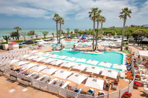 Camping Village Riva Nuova - Pool vom Campingplatz mit Meerblick
