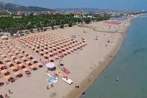 Camping Village Riva Nuova - Strand vom Campingplatz aus der Vogelperspektive