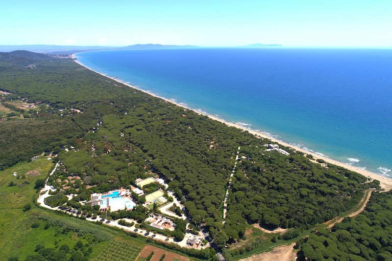 Camping Village Rocchette - Luftaufnahme des Campingplatzes am Meer