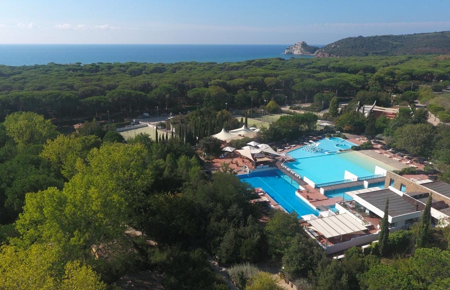 Camping Village Rocchette - Luftaufnahme des Campingplatzes mit Freibad