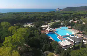 Camping Village Rocchette - Luftaufnahme des Campingplatzes mit Freibad