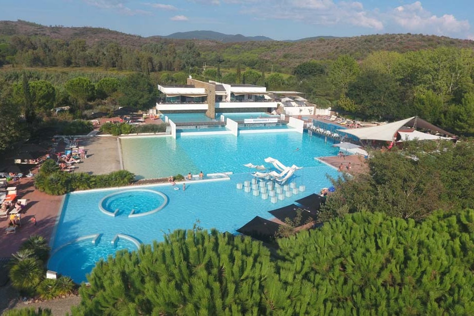 Camping Village Rocchette - Luftaufnahme des Freibades auf dem Campingplatz