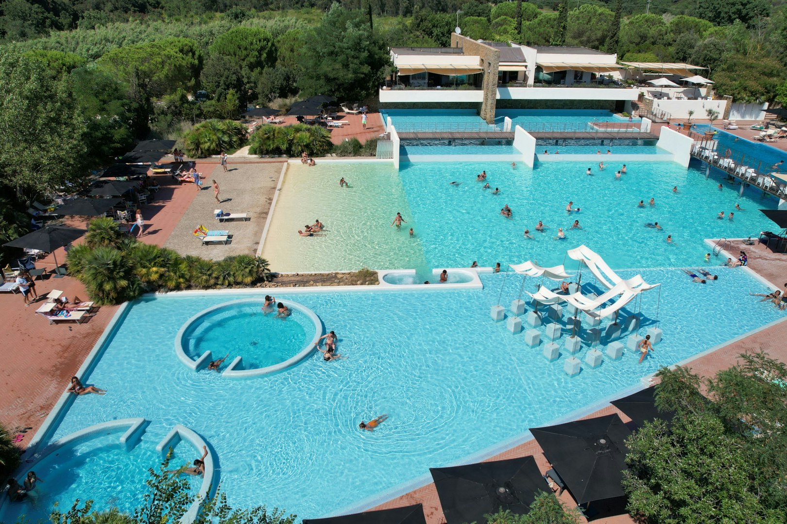 Camping Village Rocchette - Luftaufnahme des Freibades