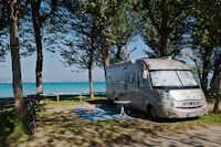 Camping Village San Francesco -  Wohnwagenstellplätze auf dem Campingplatz mit Blick auf den Garda See 