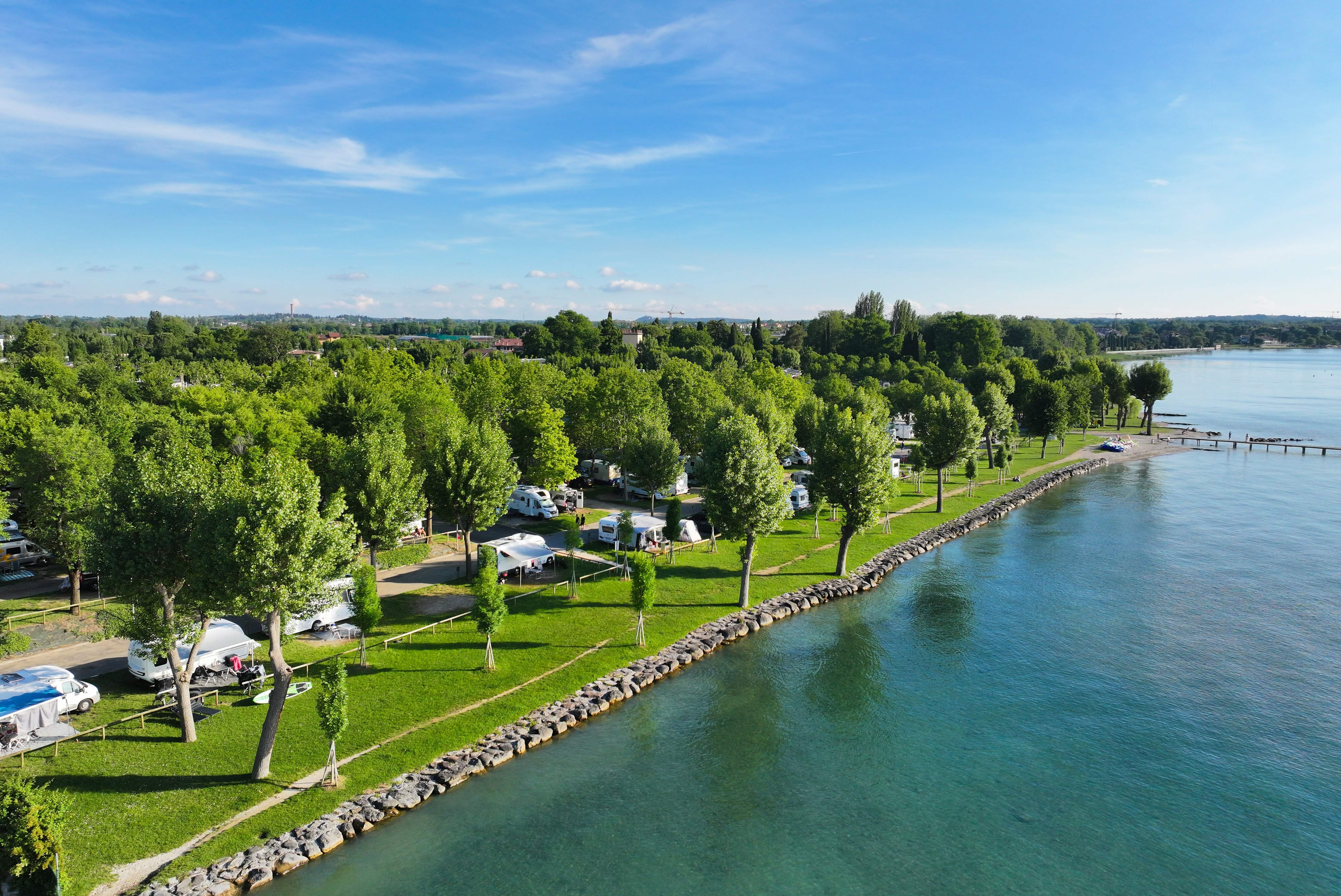 Camping Village San Francesco - Blick auf die Standplätze direkt am Wasser