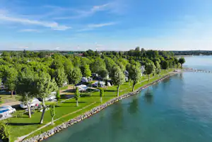 Camping Village San Francesco - Blick auf die Standplätze direkt am Wasser