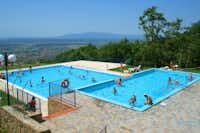 Campeggio San Giusto Montalbano Green  -  Pool vom Campingplatz mit Liegestühlen in der Sonne in der Toskana