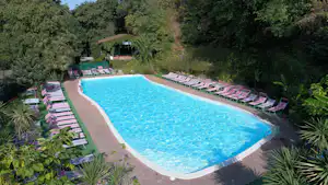 Camping Village Seven Hills - Poolbereich vom Campingplatz mit Liegestühlen in der Sonne