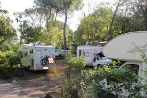 Camping Village Seven Hills - Wohnwagenstellplatz vom Campingplatz zwischen Bäumen