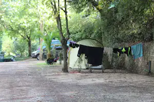 Camping Village Seven Hills - Zeltplatz vom Campingplatz zwischen Bäumen