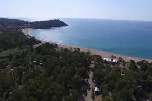 Camping Village Sos Flores - Campingplatz und Strand aus der Vogelperspektive