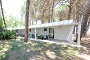 Camping Village Spinnaker - Mobilheime zwischen Bäumen auf dem Campingplatz