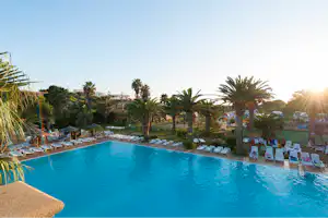 Camping Village Sporting Club - Campingplatz mit Pool, Spielplatz und Stellplatz vom Campingplatz im Hintergrund